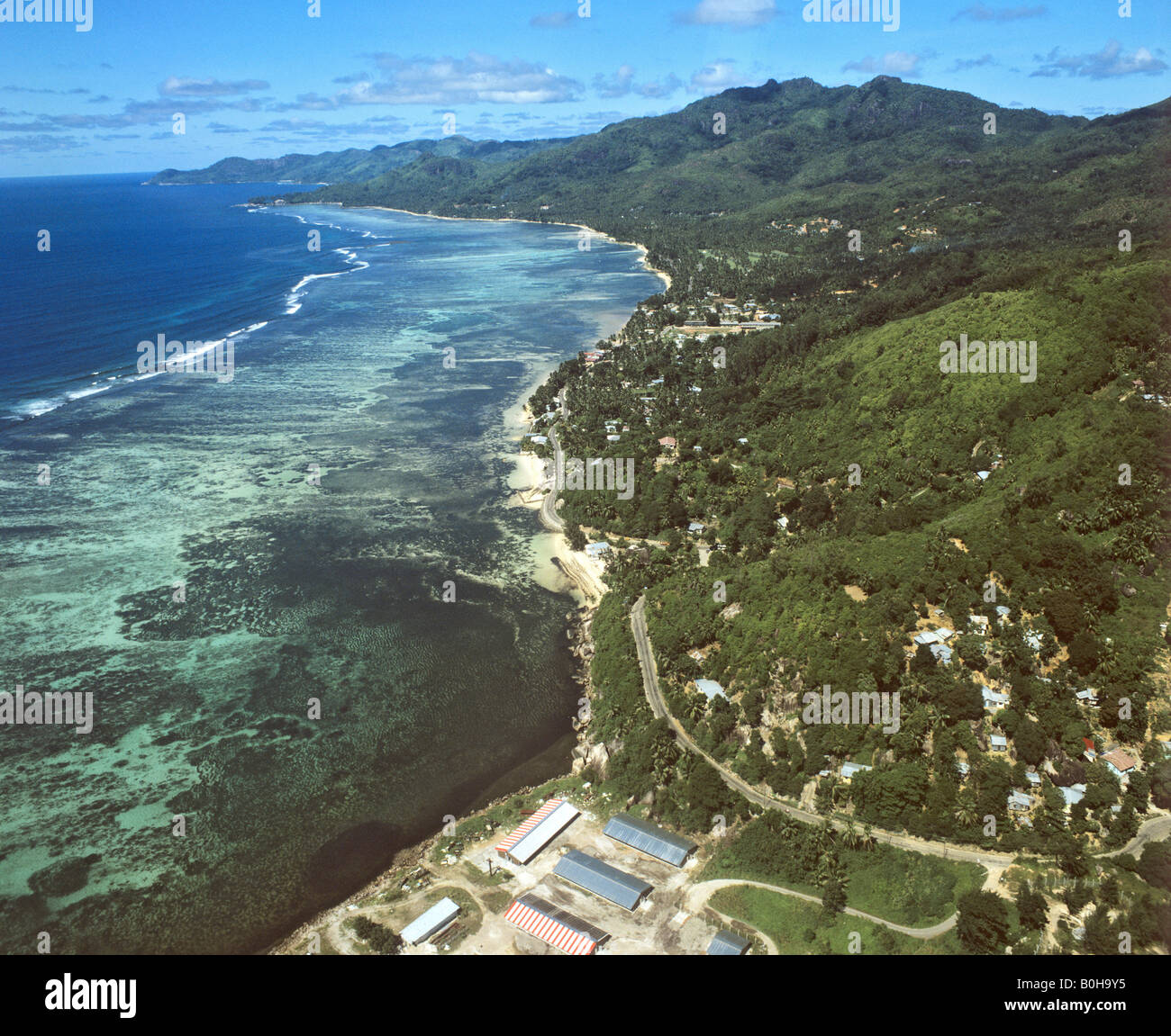 Vue aérienne de la côte sud de Mahé, Seychelles, océan Indien Banque D'Images