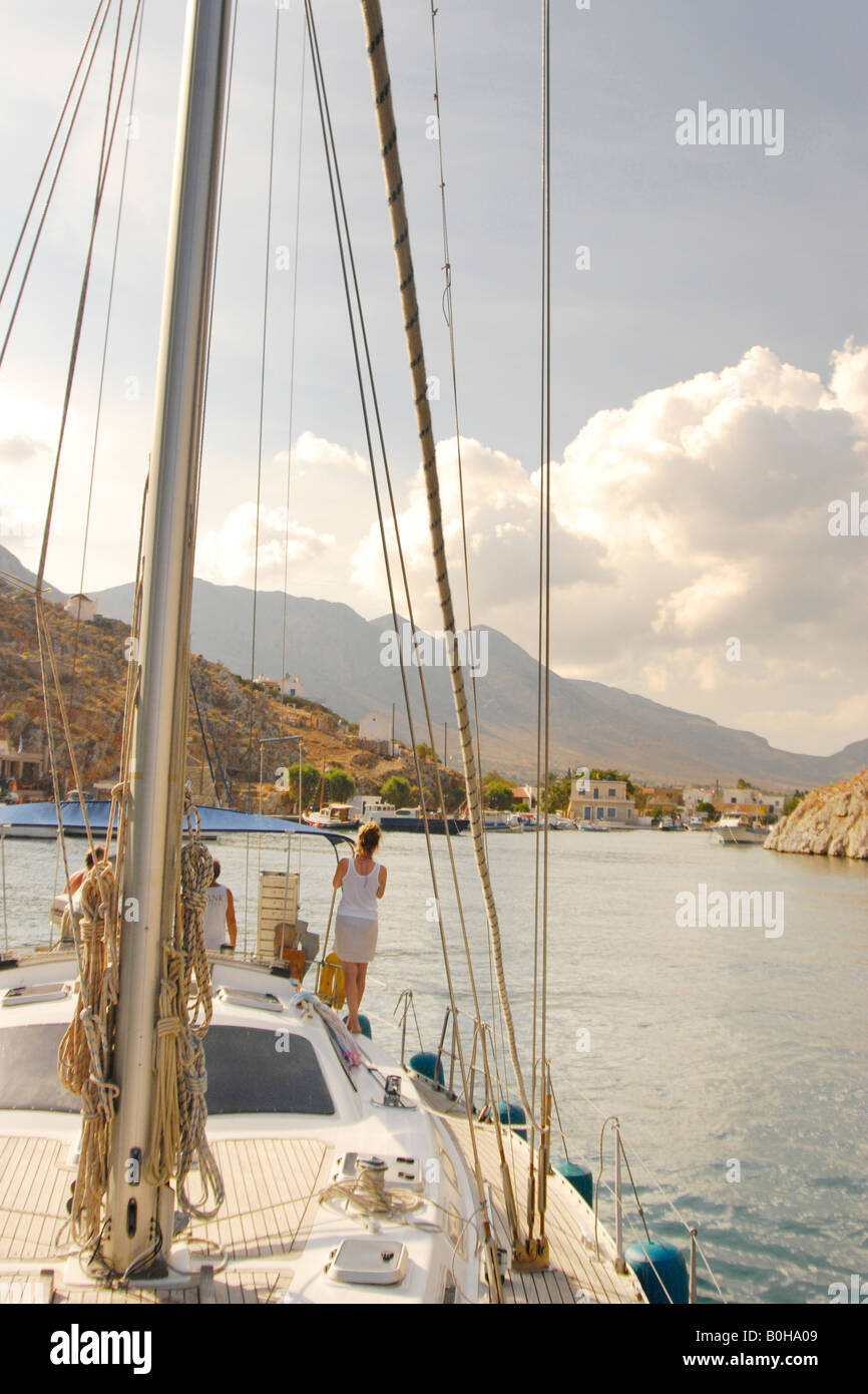 Voilier dans le port de Vathi, l'ile de Kalymnos, Dodécanèse, Mer Égée, Grèce Banque D'Images