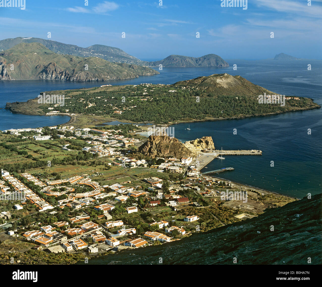 Volcan, Porto di Levante, vue de Vulcanello, vue aérienne, l'île de Lipari (retour), Iles Eoliennes, Sicile, Italie Banque D'Images