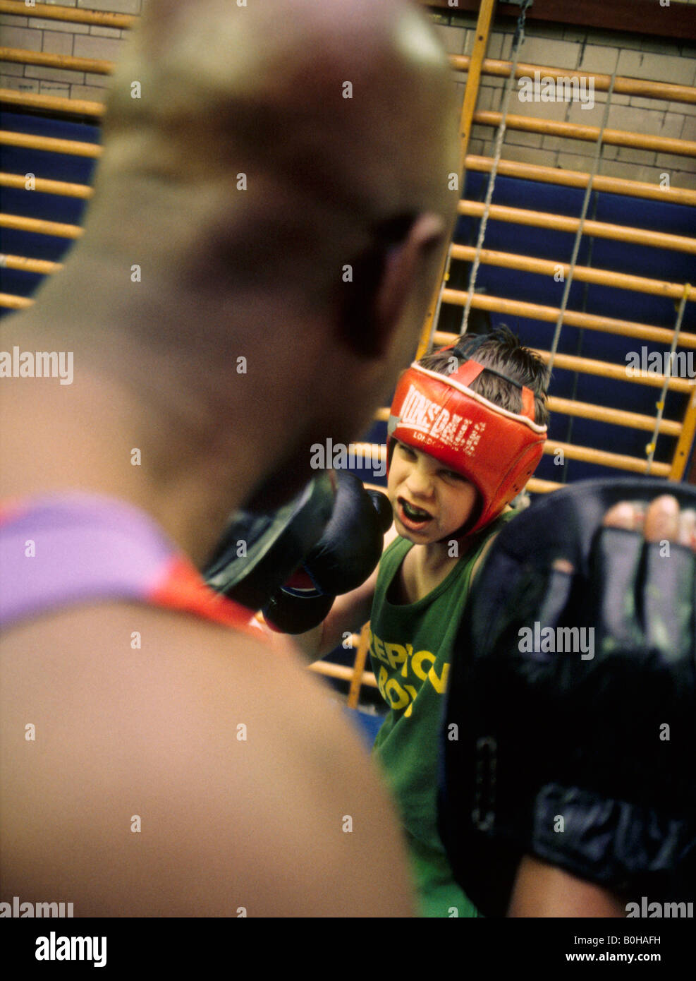 Un garçon de la formation dans un club de boxe, Londres, Angleterre. Banque D'Images