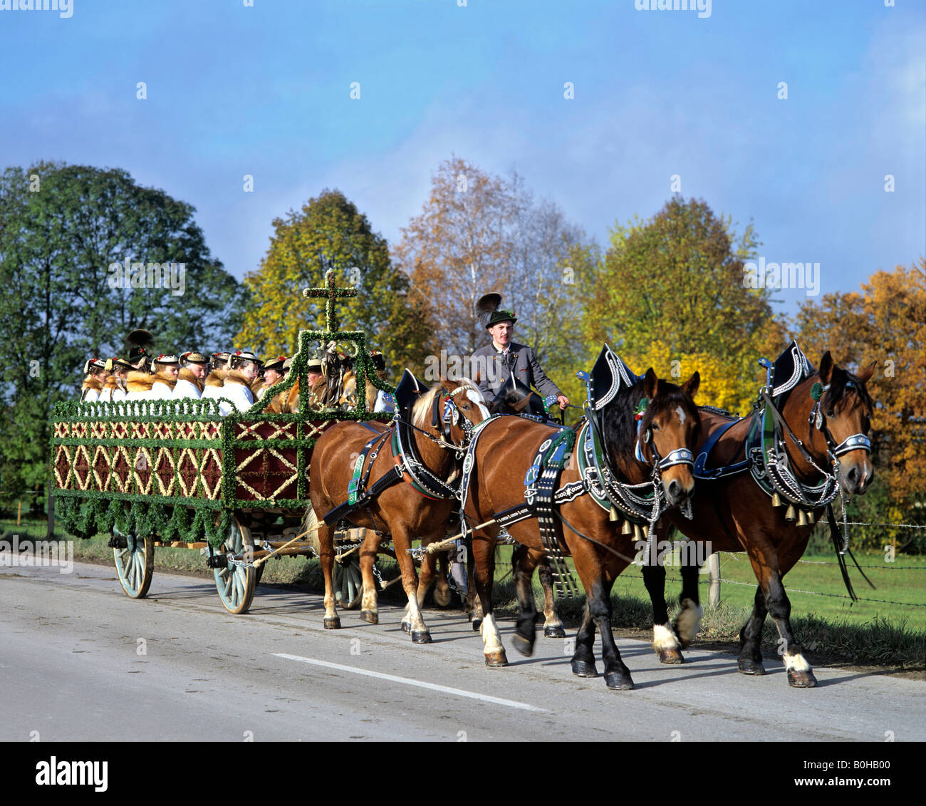 Leonhardiritt, Saint-Léonard équitation près de procession Froschhausen, Murnau, vallée de Loisachtal, Pfaffenwinkel, Haute-Bavière, Banque D'Images