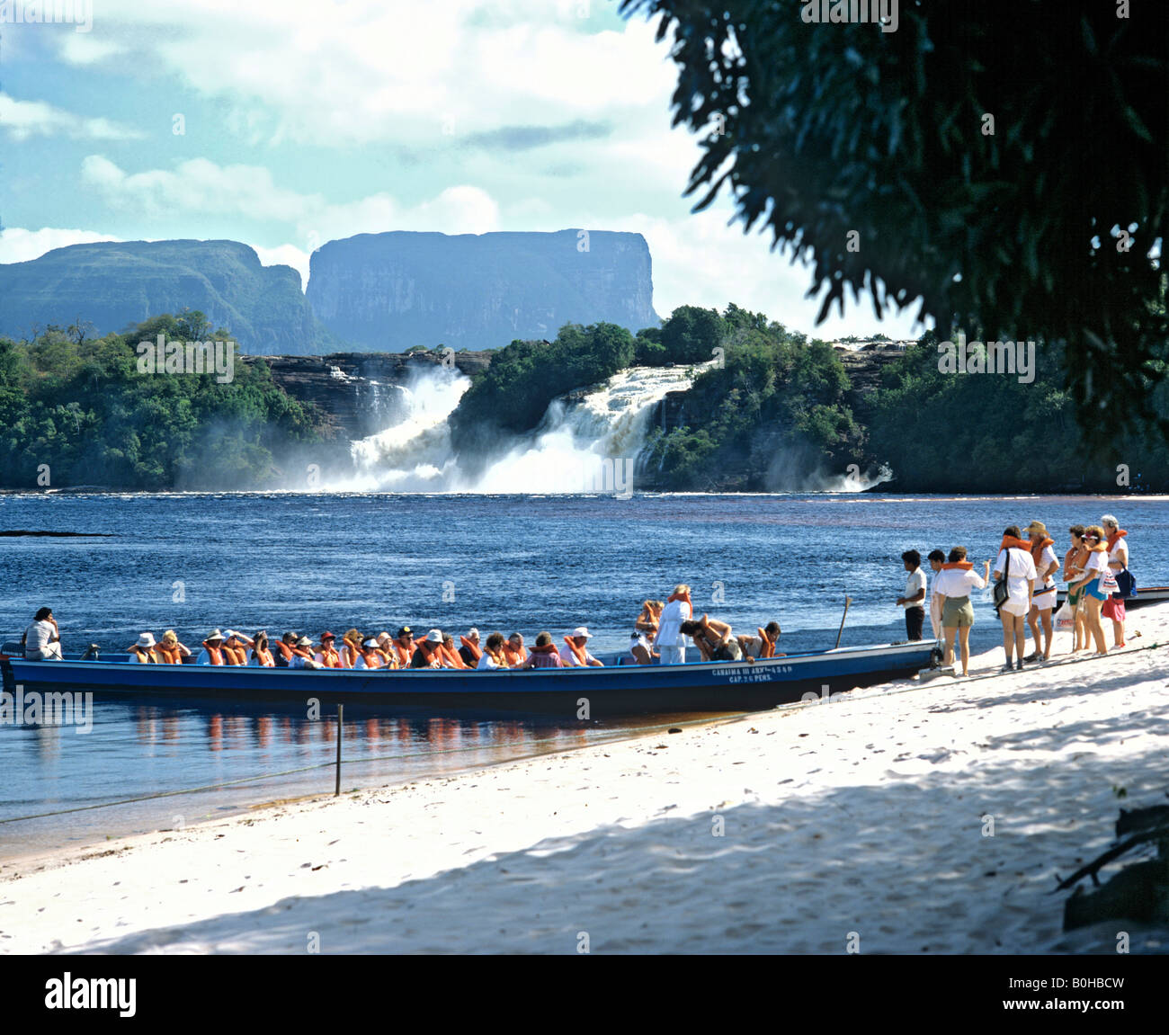 Canaima Lagoon, bateau, cascades, Canaima, Kamarakotos, Venezuela, Amérique du Sud Banque D'Images