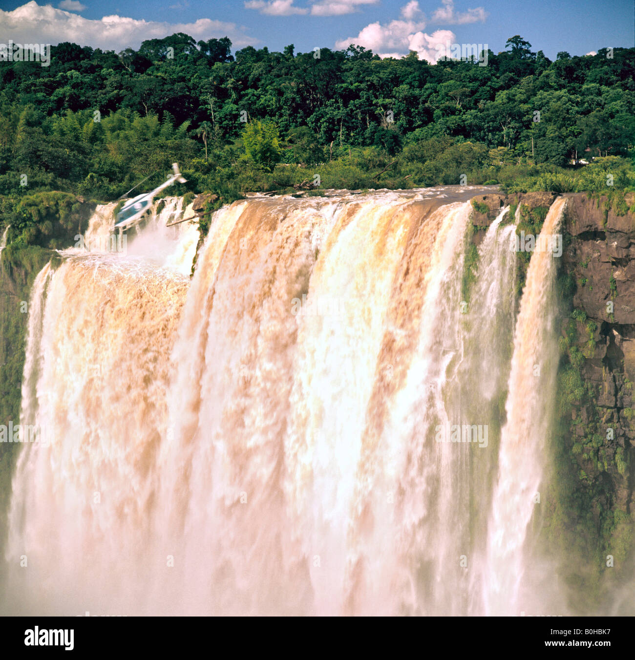 Hélicoptère au-dessus des chutes d'Iguaçu, Site du patrimoine mondial de l'UNESCO, l'Argentine, l'Amérique du Sud Banque D'Images