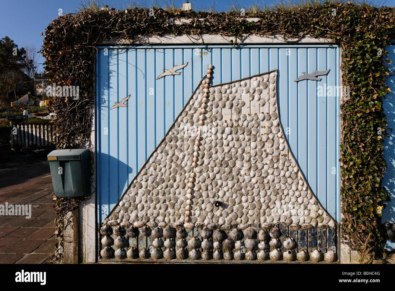 Porte de garage décorées, les coquillages dans la forme d'un voilier, Zoutelande, Walcheren, Zélande, Pays-Bas Banque D'Images