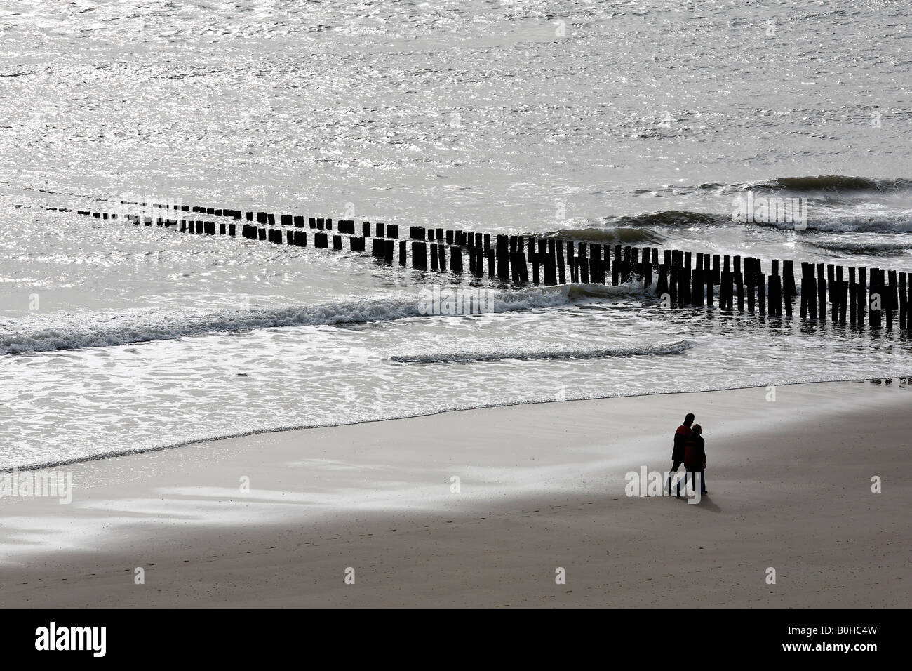 Couple en train de marcher le long de la plage, côte de la mer du Nord, Zoutelande, Walcheren, Zélande, Pays-Bas Banque D'Images