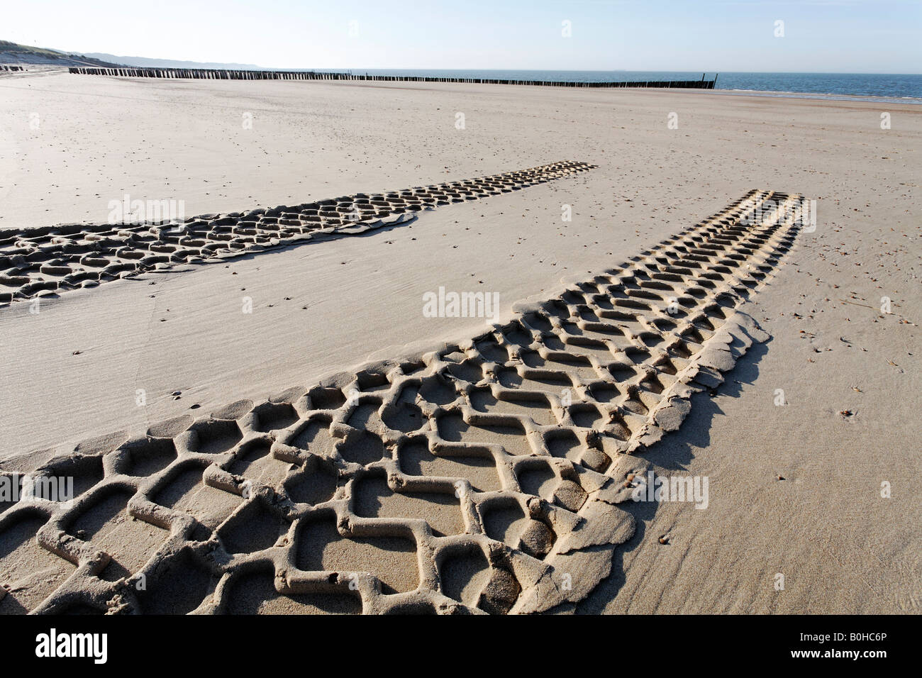 Véhicule à traction intégrale les traces de pneus de s'arrêter dans le sable, la plage sur la côte de la mer du Nord, Zoutelande, Walcheren, Zélande, Pays-Bas Banque D'Images
