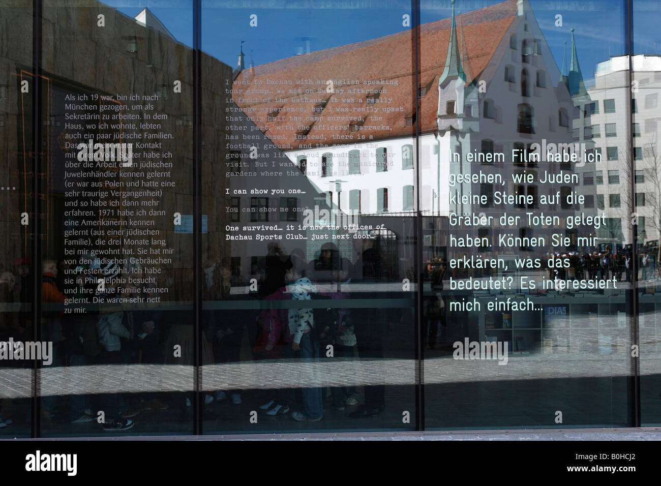 Musée de la ville de Munich compte dans la façade en verre sur le musée juif, Jakobsplatz, Jacob's Square, Munich, Bavière, Allemagne Banque D'Images
