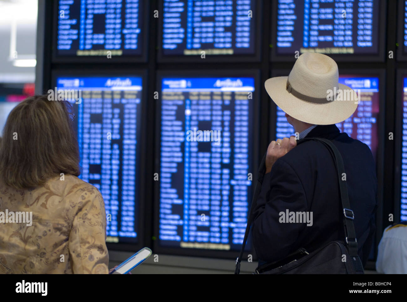 Les écrans d'information de vol, l'Aéroport Intercontinental George Bush au lever du soleil, Houston, Texas, USA Banque D'Images