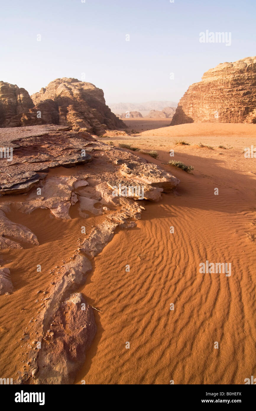 Des formations rocheuses et dérive du vent dans le désert, Wadi Rum, Jordanie, Moyen-Orient Banque D'Images