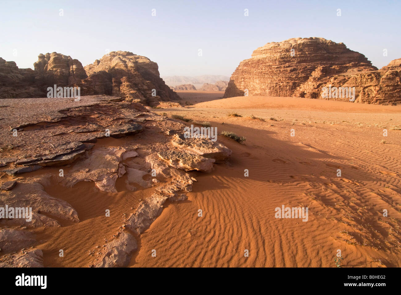Des formations rocheuses et dérive du vent dans le désert, Wadi Rum, Jordanie, Moyen-Orient Banque D'Images