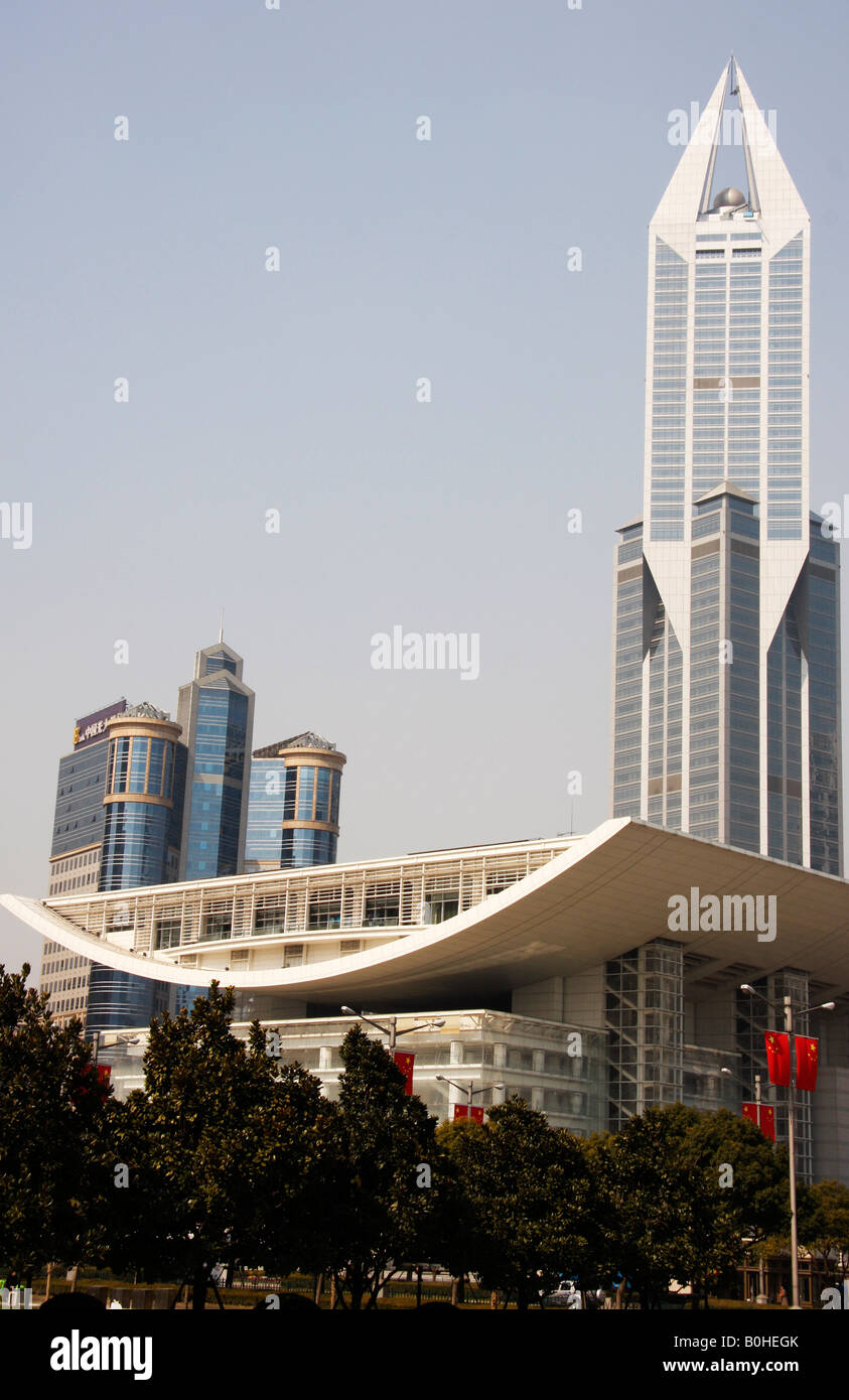 Grand théâtre de Shanghai dans le People's Park ou Renmin Gongyuan, est soutenue par de spectaculaires bâtiments de grande hauteur moderne Banque D'Images