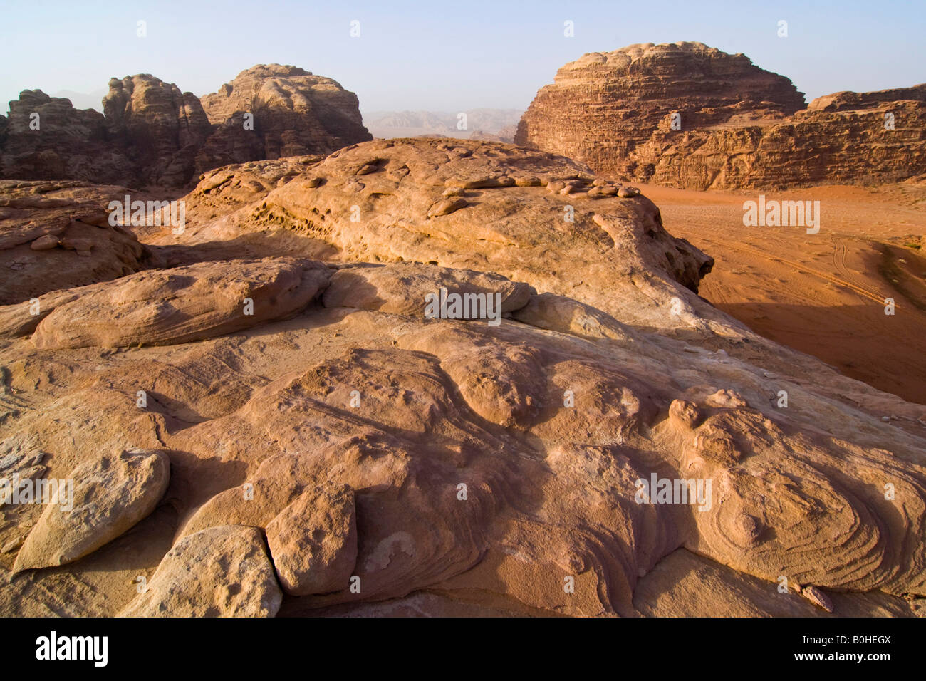 Les formations de roche dans le désert, Wadi Rum, Jordanie, Moyen-Orient Banque D'Images