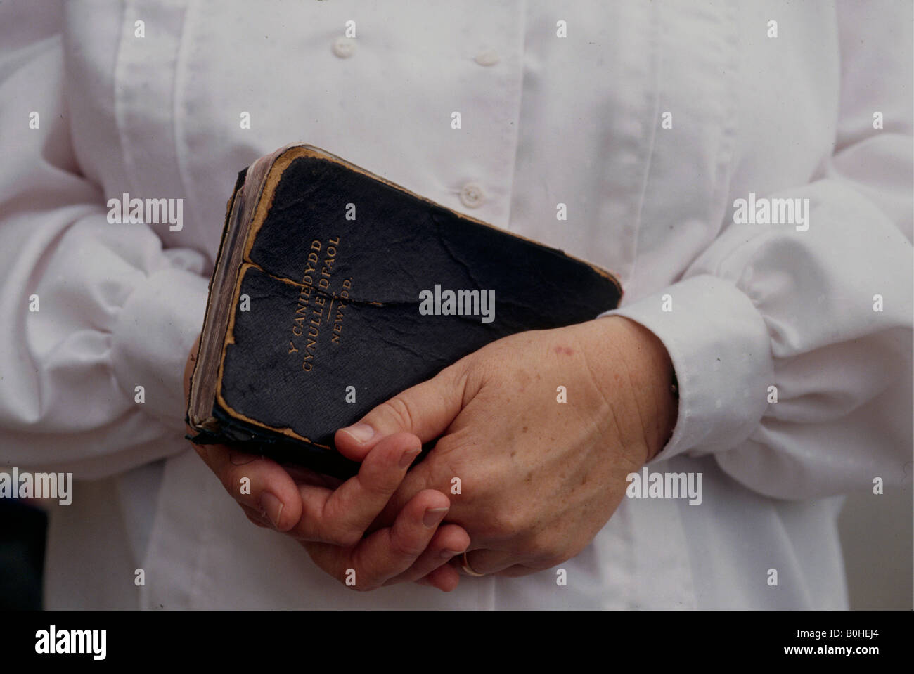 Une femme tenant une Bible en langue galloise au cours de services religieux, Patagonie, Argentine. Banque D'Images