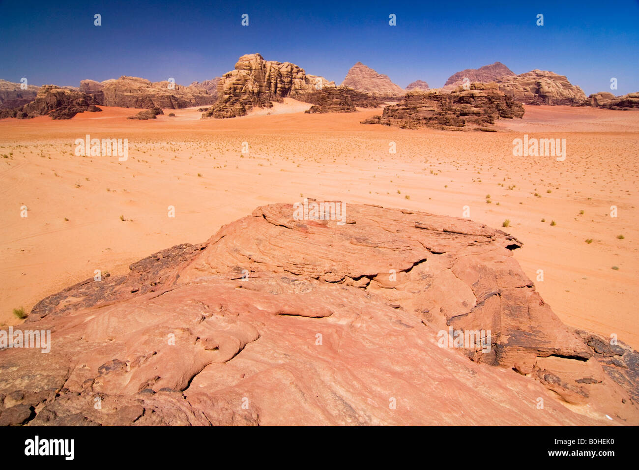 Les formations de roche dans le désert, Wadi Rum, Jordanie, Moyen-Orient Banque D'Images