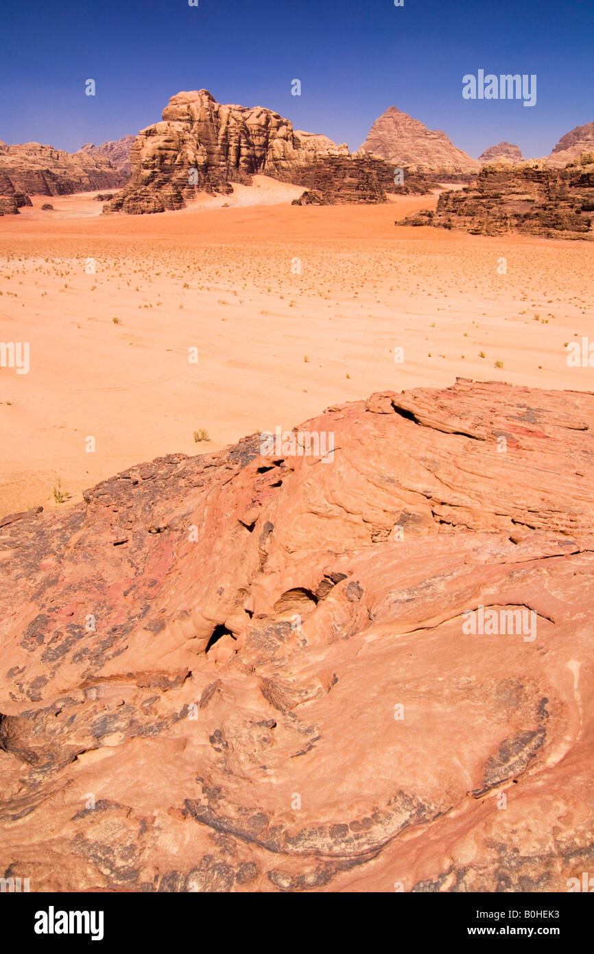 Les formations de roche dans le désert, Wadi Rum, Jordanie, Moyen-Orient Banque D'Images