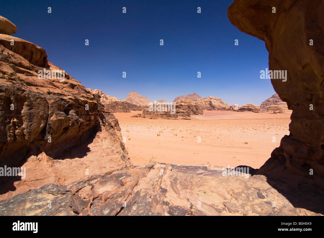 Les formations de roche dans le désert, Wadi Rum, Jordanie, Moyen-Orient Banque D'Images