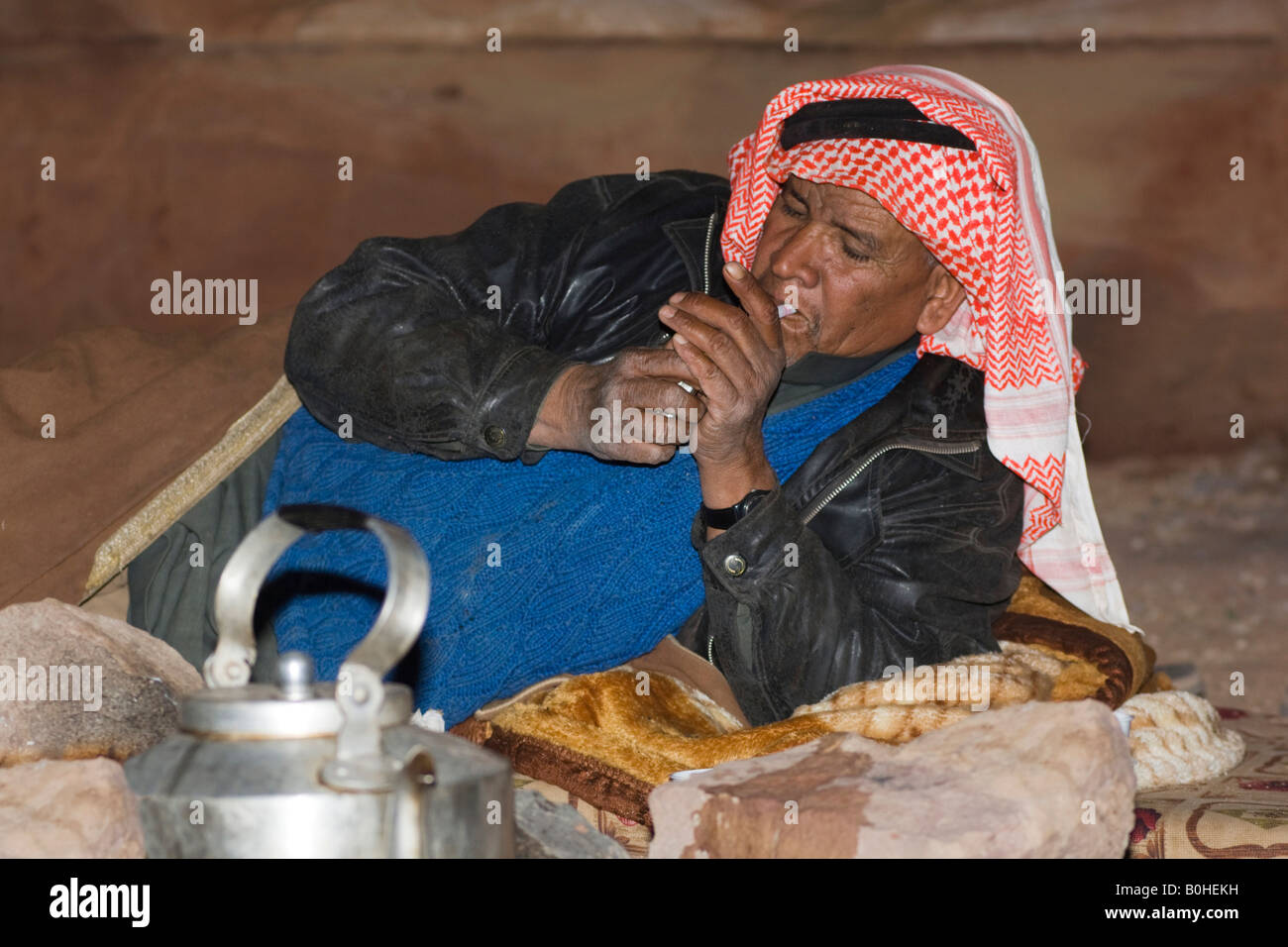 Tabagisme, bédouines à Wadi Rum, Jordanie, Moyen-Orient Banque D'Images
