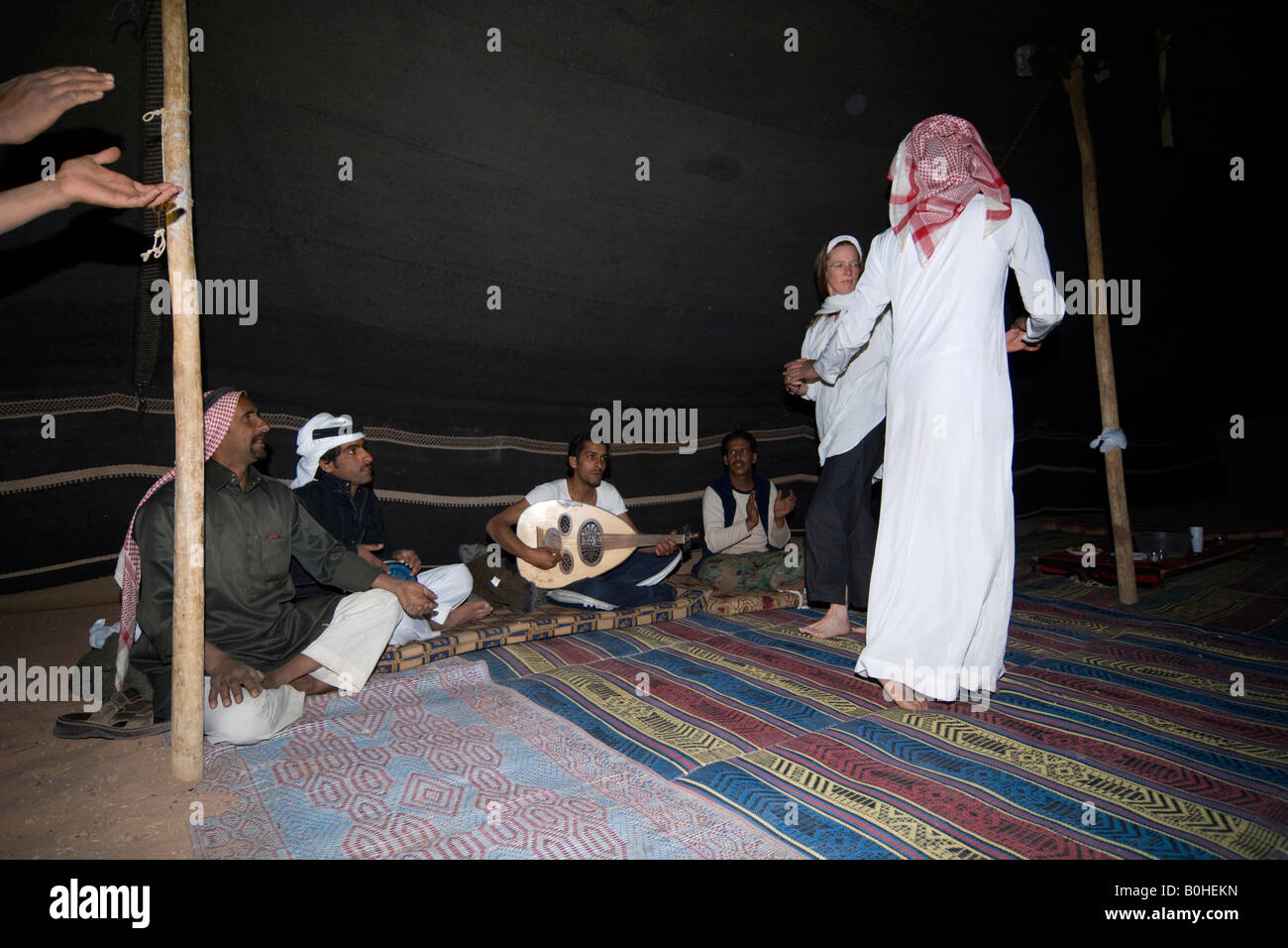 Danse bédouins dans une tente bédouine dans la nuit, Wadi Rum, Jordanie, Moyen-Orient Banque D'Images