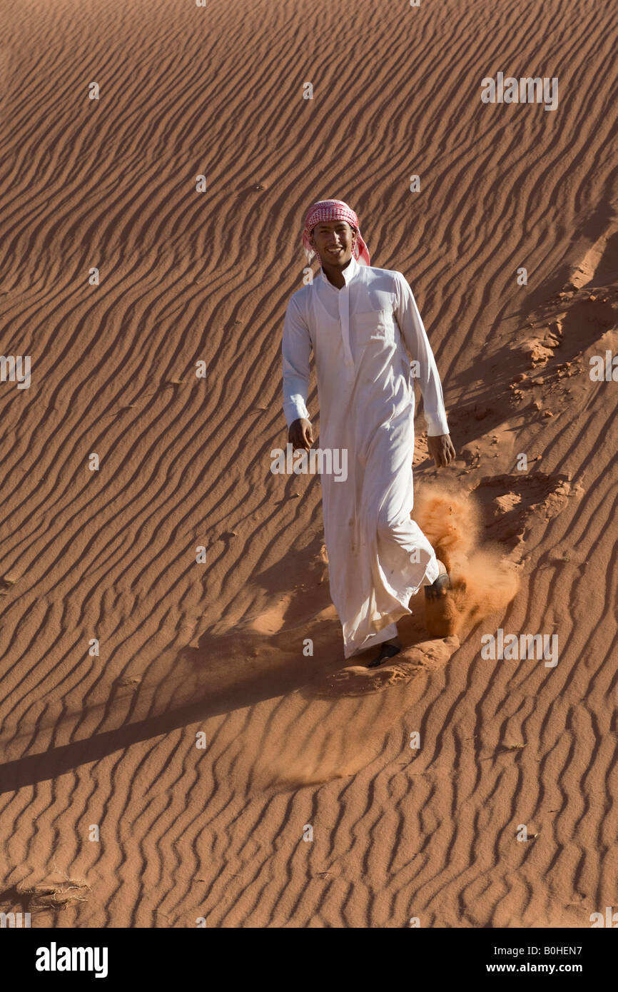 Bedouin descendre une dune de sable, de rides, de rire, Wadi Rum, Jordanie, Moyen-Orient Banque D'Images