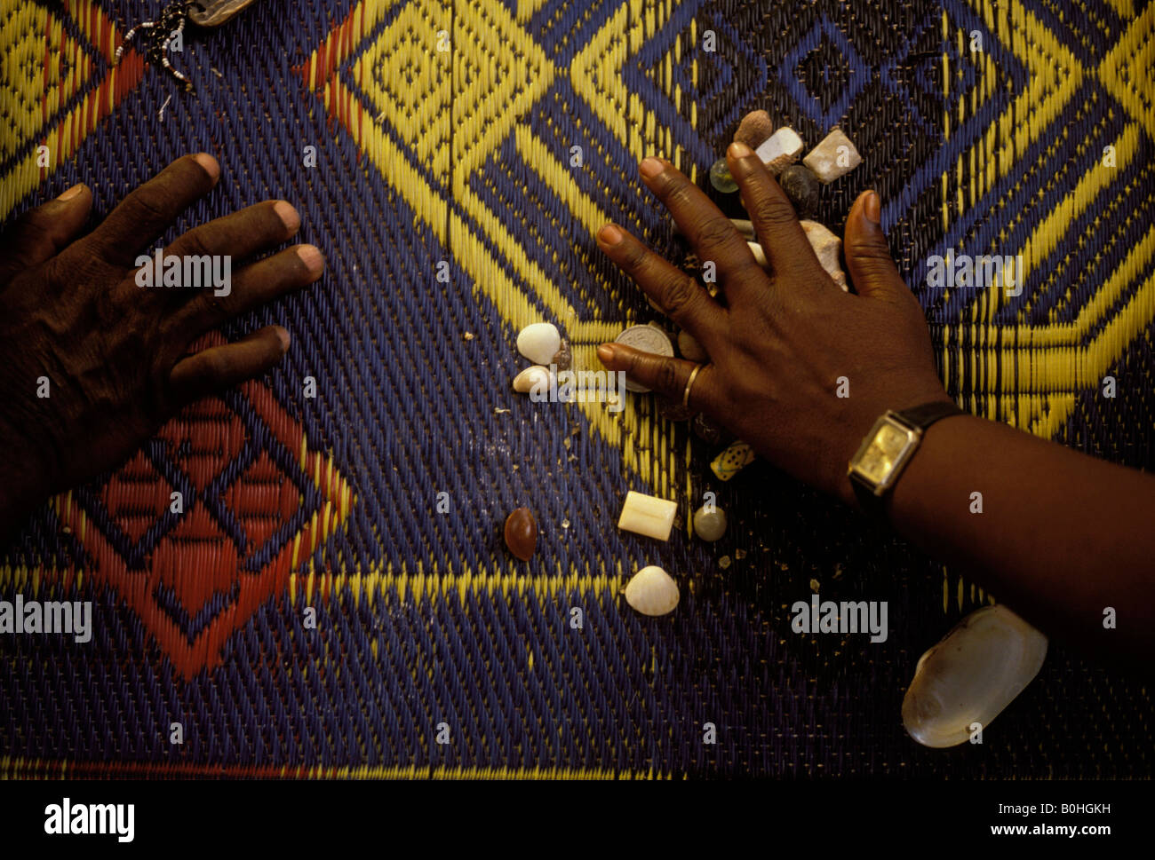 Un prêtre Voodoo lire les pierres lors d'une consultation avec un client, Lomé, Togo. Banque D'Images