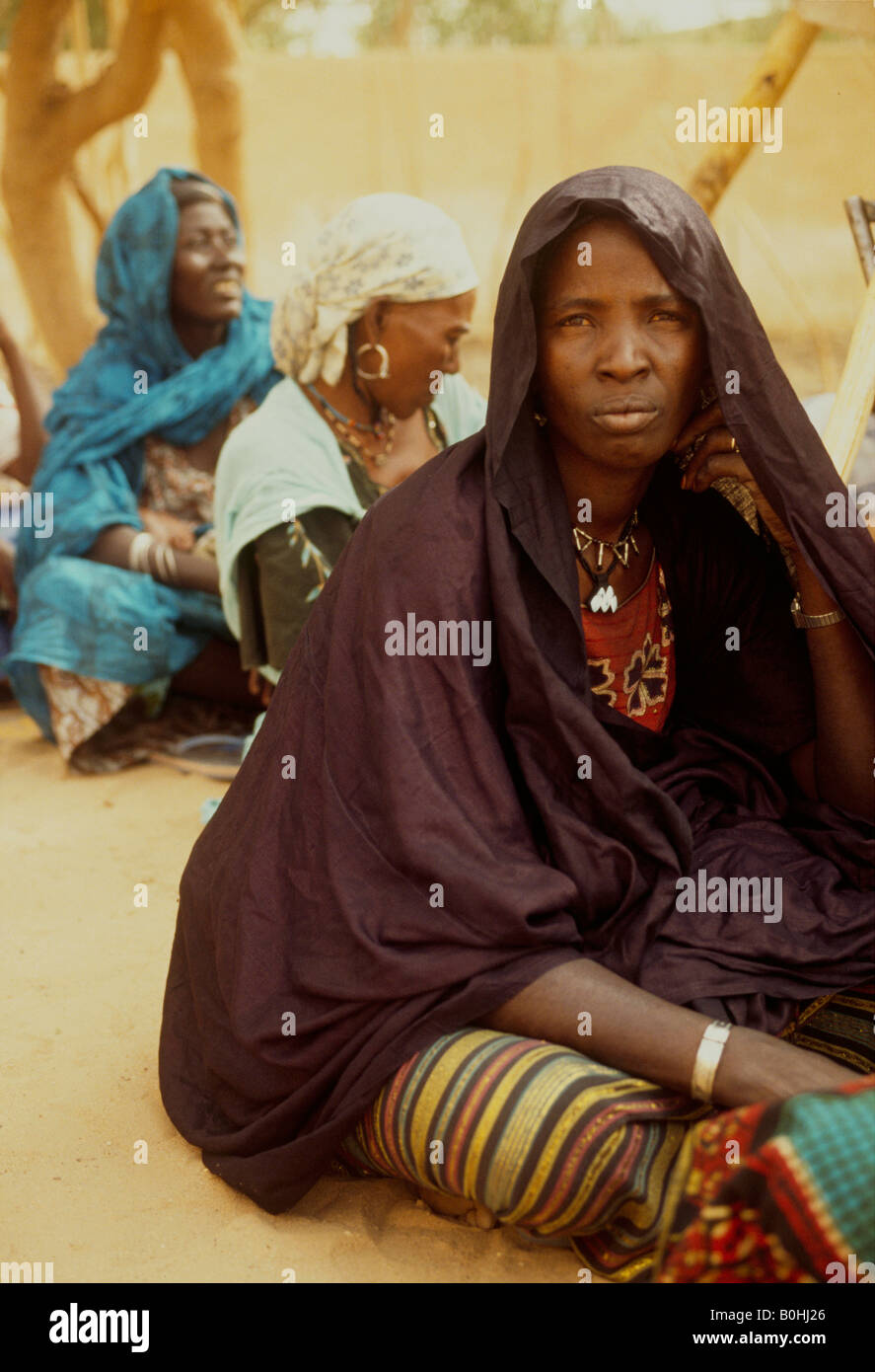 Une femme en costume traditionnel, au Niger. Banque D'Images