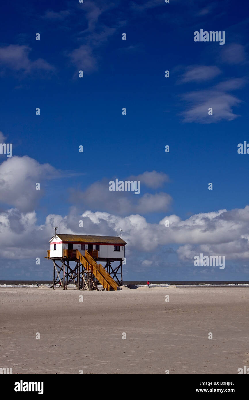 Bâtiment sur pilotis la plage de la station balnéaire de Saint Peter Ording, maison construite sur pilotis en bois, côte de la mer du Nord, au nord Frisi Banque D'Images