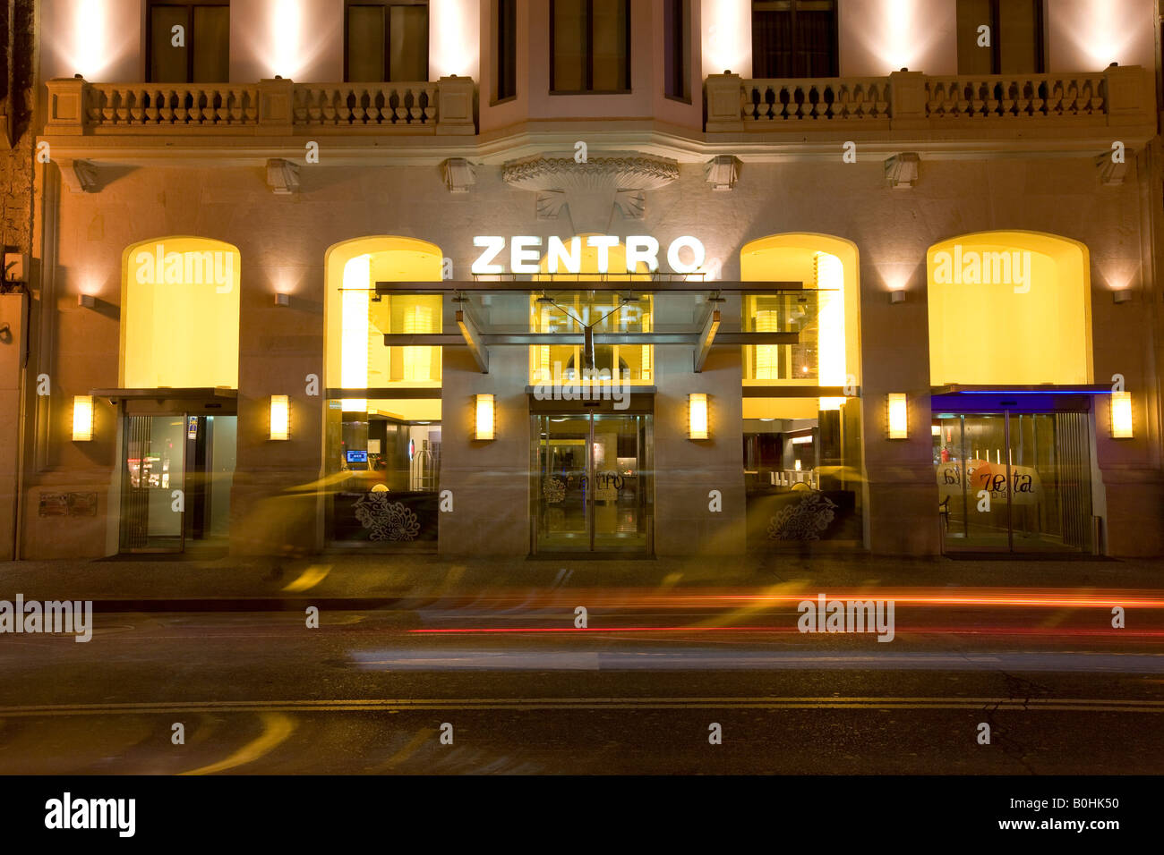 Hôtel Zentro Zaragoza, photo de nuit de l'entrée de cet hôtel design de l'Hoteles Silken Group, Saragosse, Saragosse, Aragon Banque D'Images