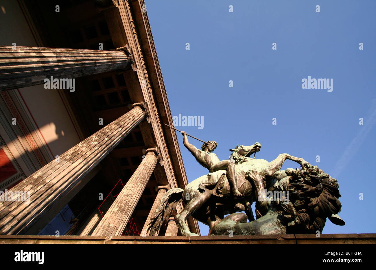 Statue équestre d'un lion attaquant un cheval monté par un homme soulevant une lance à l'attaque, en face de l'Alte Nationalgalerie o Banque D'Images