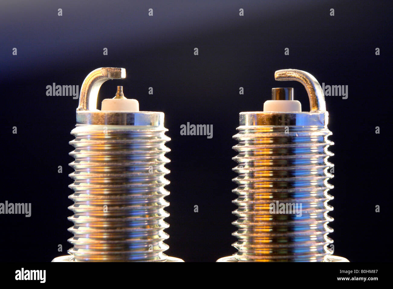 Comparaison des bougies Iridium et bougie standard Photo Stock - Alamy