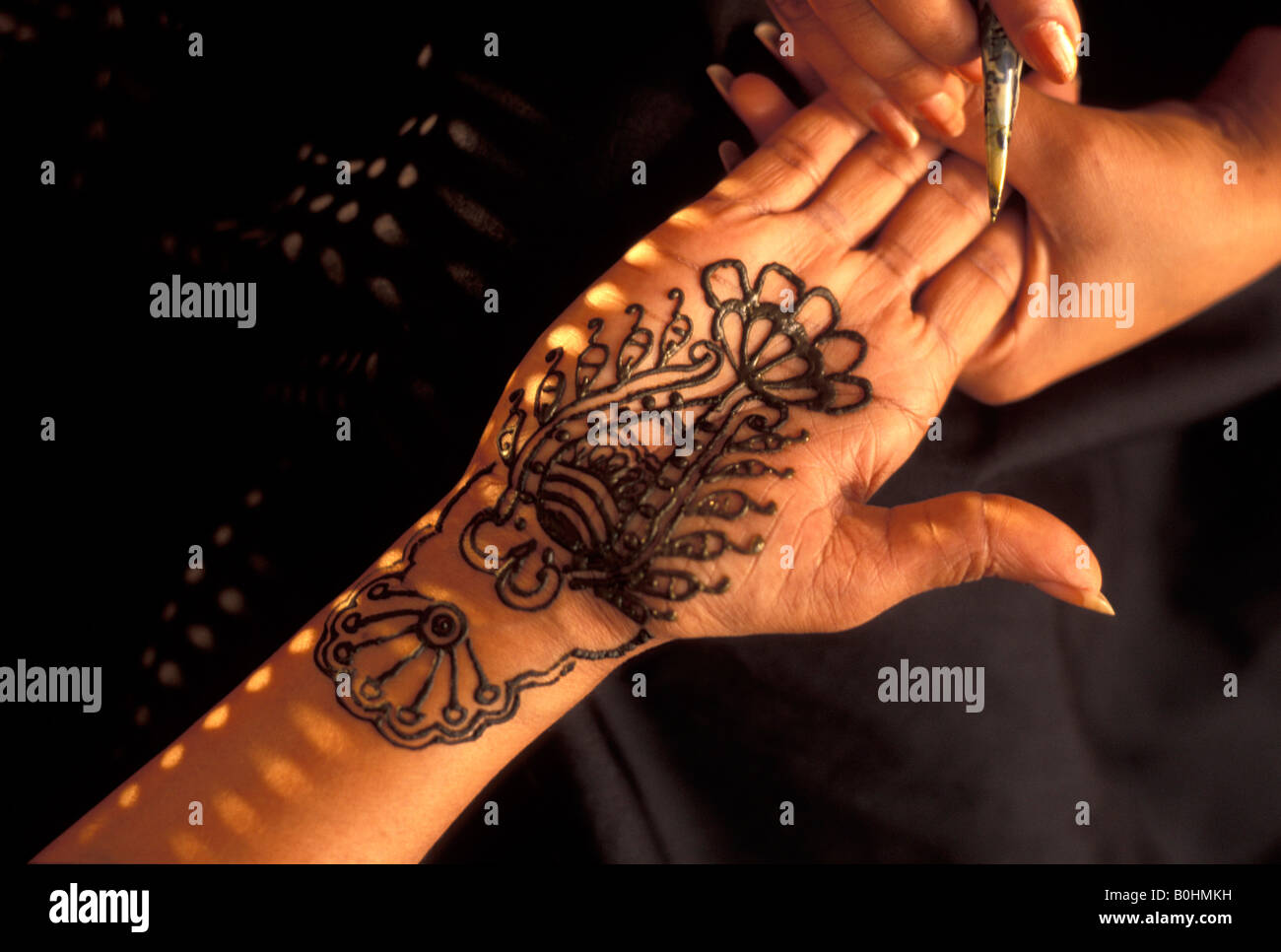 Un gros plan d'une décoration au henné appliqué à une part, Emirats Arabes Unis. Banque D'Images