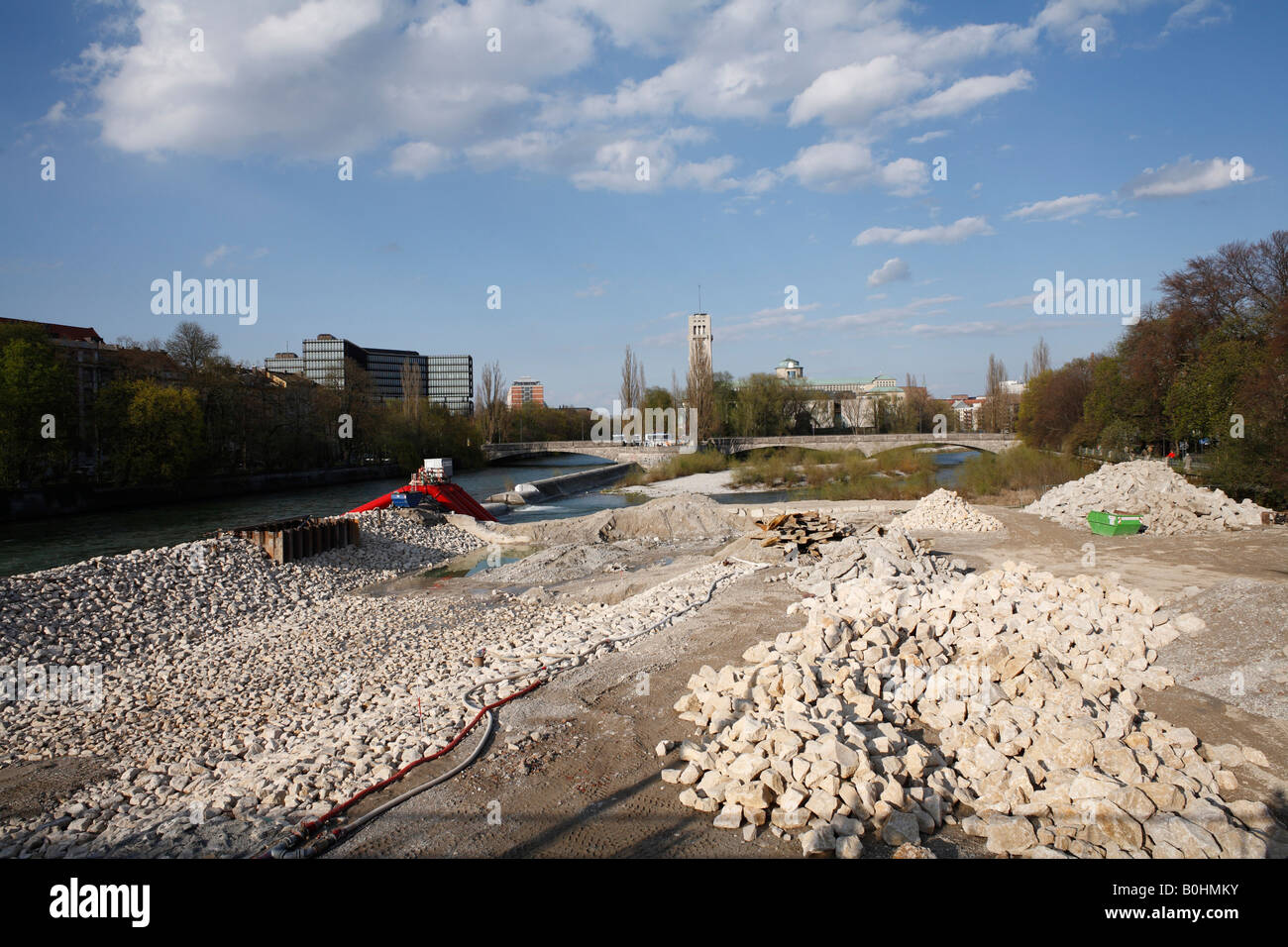 La renaturation de la rivière Isar, Organisation européenne des brevets et le Deutsches Museum à l'arrière, Munich, Bavière, Allemagne Banque D'Images