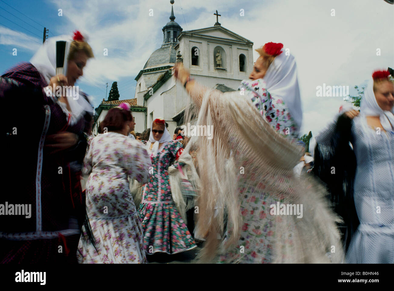 Les femmes à danser à la fête de St Isidro, Espagne. Banque D'Images