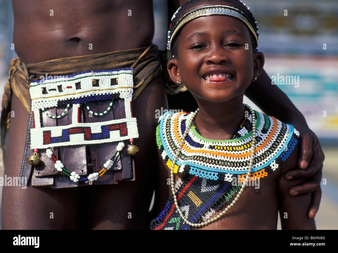 Un enfant avec son père Ndebele, Afrique du Sud. Banque D'Images