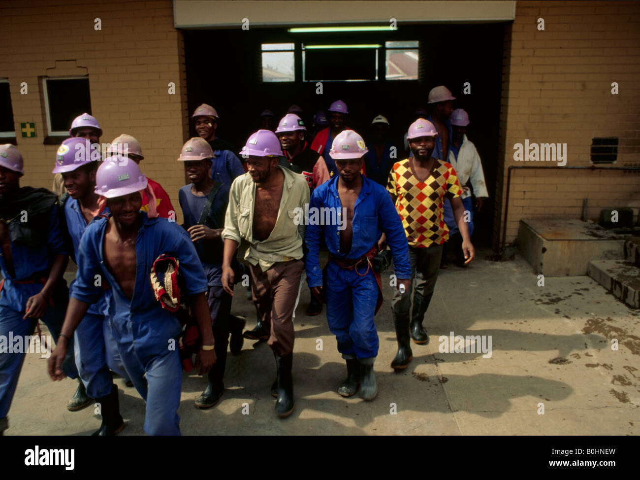 L'arrivée des travailleurs pour leur quart de travail dans une mine d'or, l'Afrique du Sud. Banque D'Images