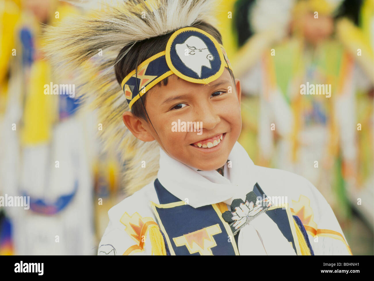 Un enfant en costume traditionnel lors d'un pow-wow de Navajo, USA. Banque D'Images