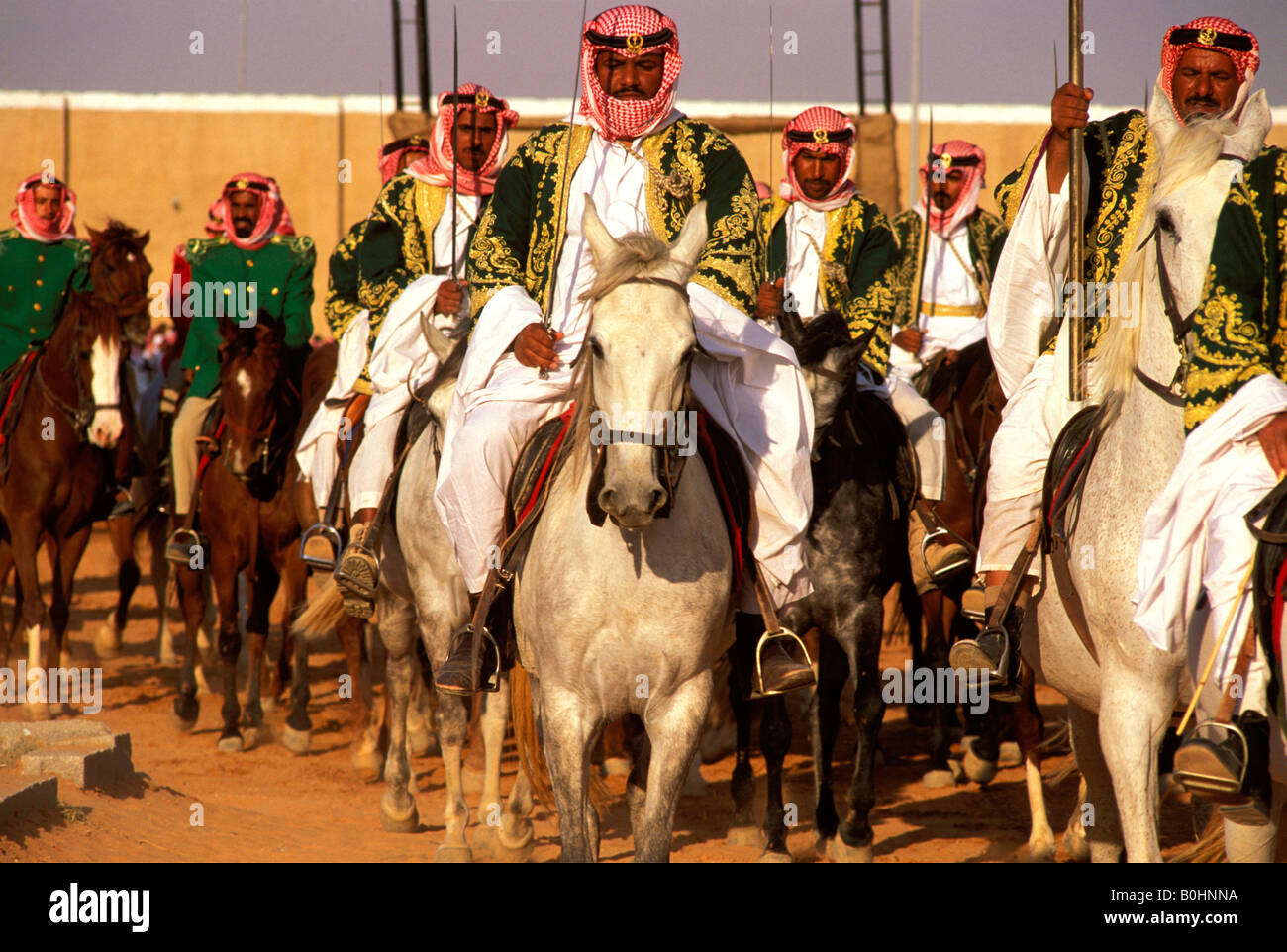 Des gardes à cheval sur le défilé, l'Arabie Saoudite. Banque D'Images