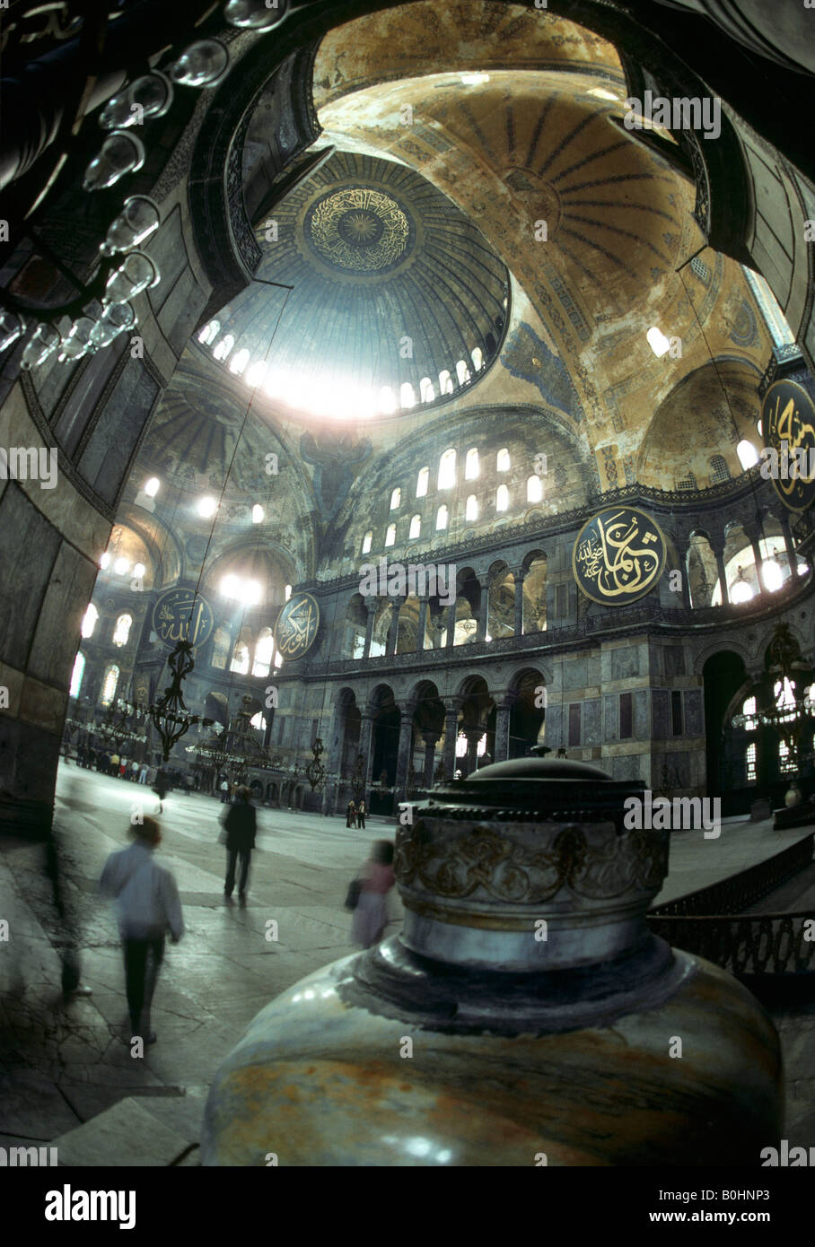 L'intérieur de l'Hagia Sophia Museum, autrefois une église chrétienne Byzantine et d'une mosquée musulmane, Istanbul, Turquie. Banque D'Images