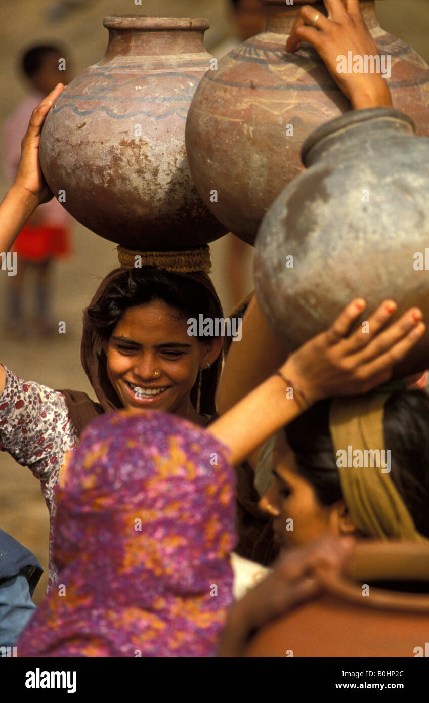 Des femmes portant des cruches d'eau sur leurs têtes, de l'Inde. Banque D'Images