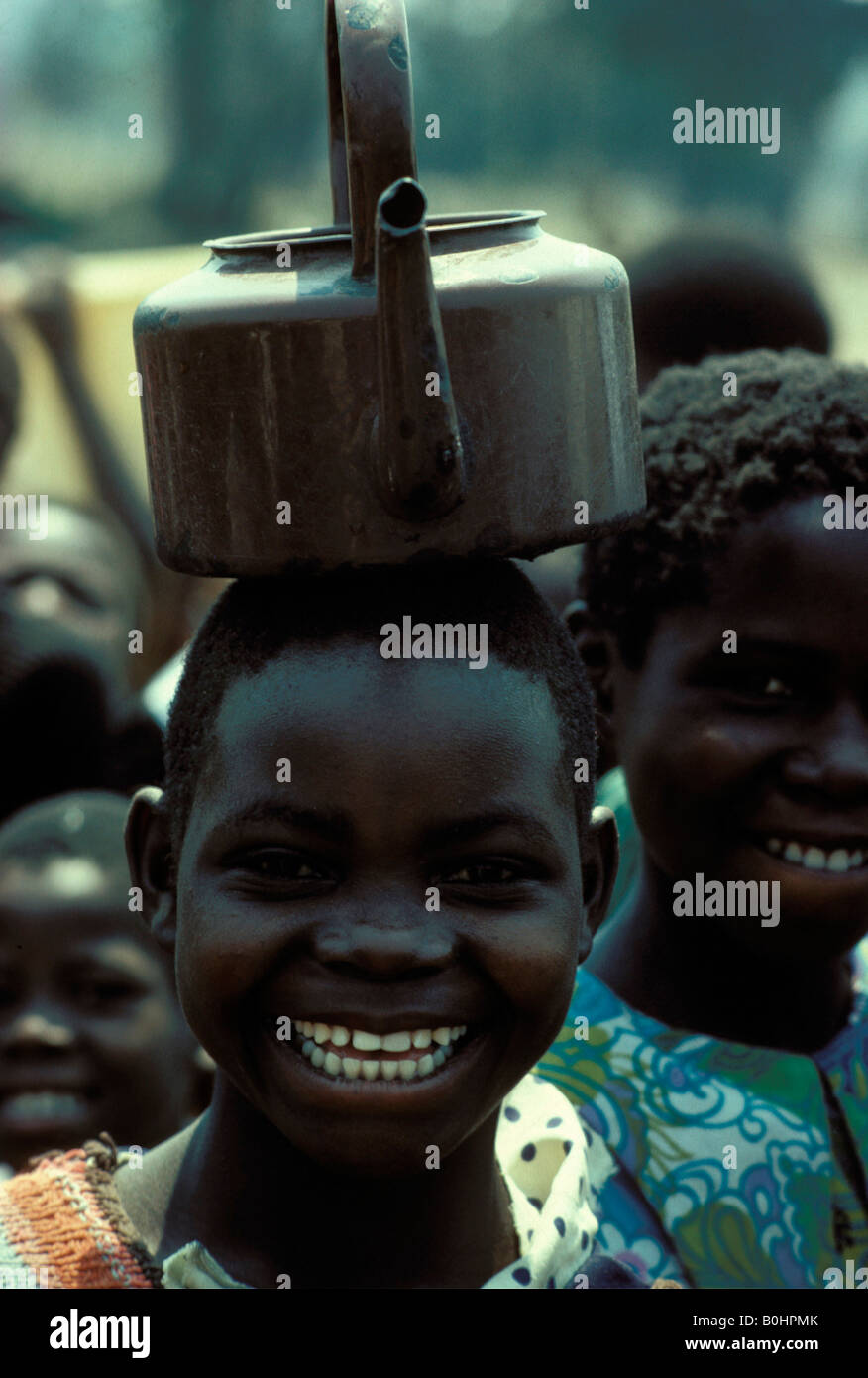 Une fille un équilibrage électrique sur sa tête, au Kenya. Banque D'Images