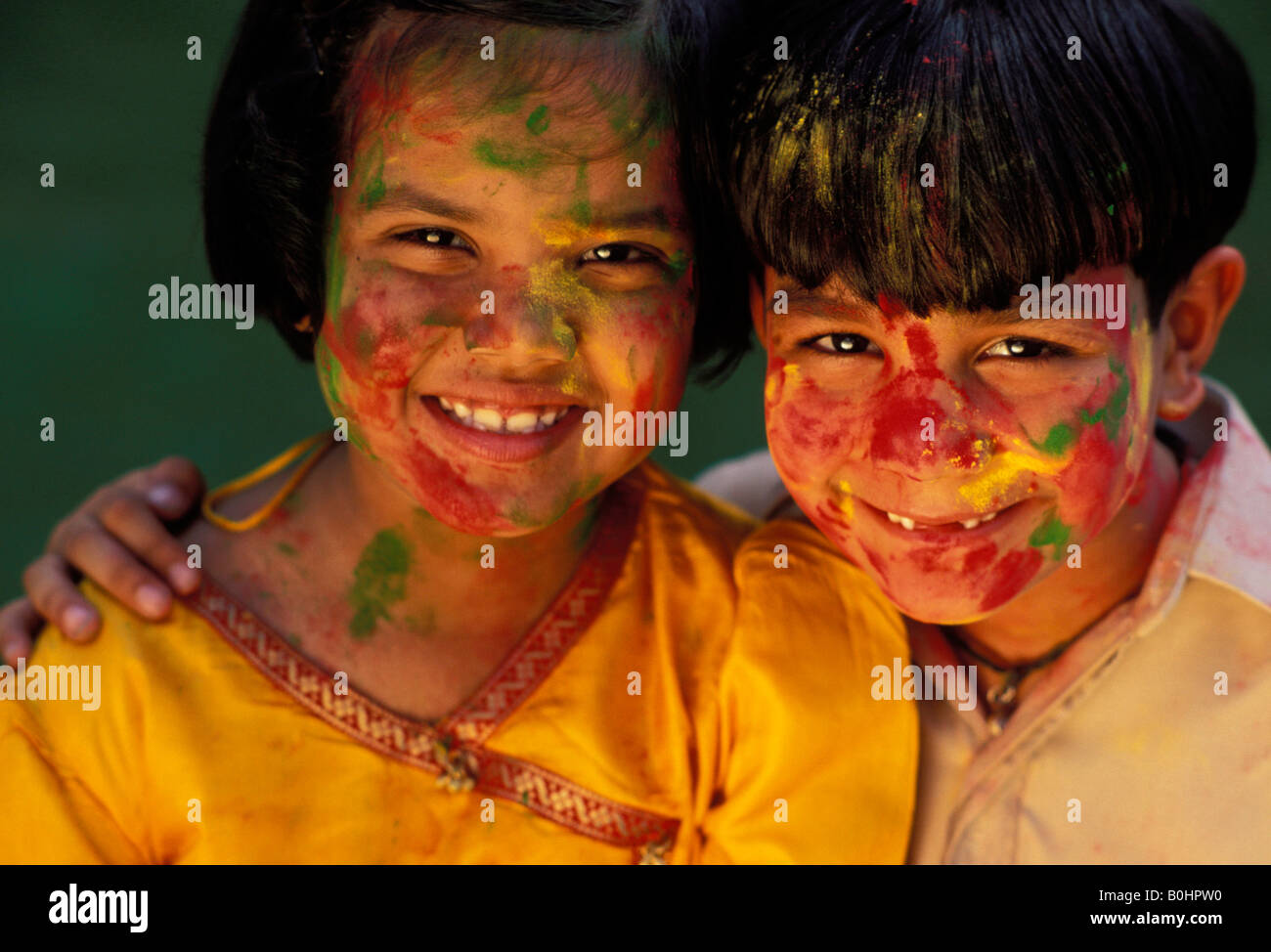 Un portrait des enfants avec de la peinture sur leurs visages, l'Inde. Banque D'Images