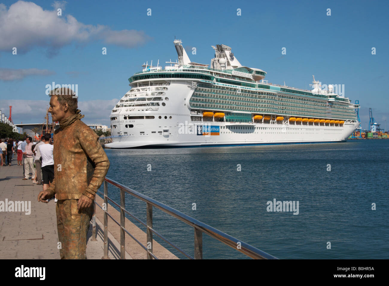 "Indépendance de la mer" bateau de croisière et les droits de l'statue musicien ambulant à Las Palmas, Gran Canaria en mai 2008. Banque D'Images