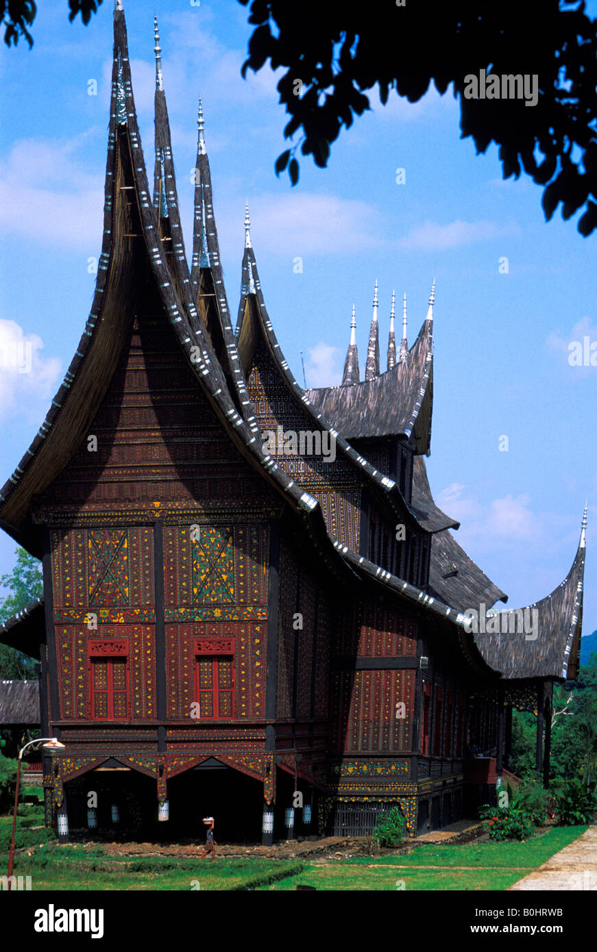 Une maison Batak traditionnelle sur pilotis, pour correspondre à la croyance que le monde se dresse sur pilotis, l'Indonésie. Banque D'Images