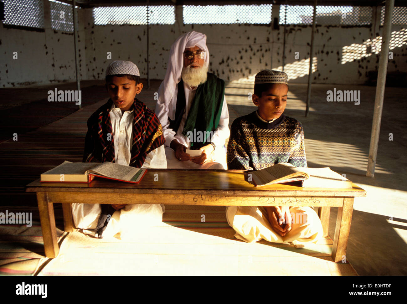 Deux enfants et un enseignant d'une école religieuse, Madrasah, au Pakistan. Banque D'Images