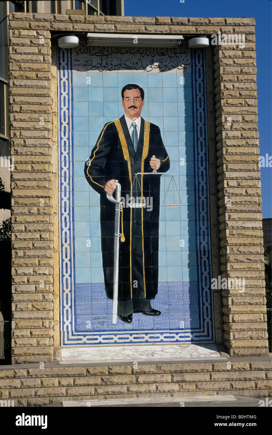 Une photo de Saddam Hussein tenant une épée et la balance de la justice, Bagdad, Irak. Banque D'Images