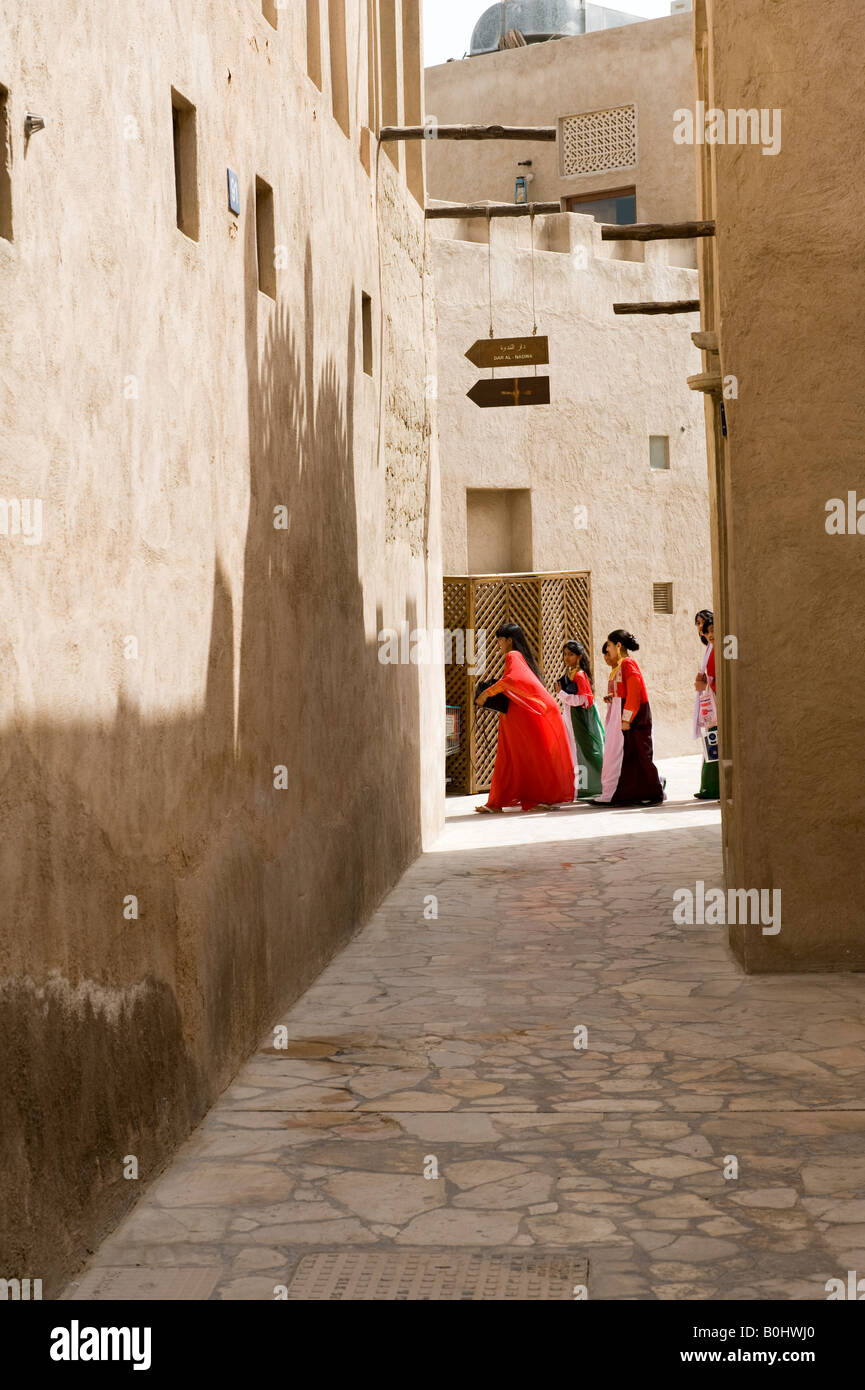 Dubaï, Émirats arabes unis (EAU). Scène de rue à al Bastakiya, un bâtiment historique du vieux quartier de Dubaï. Les filles sur le chemin de l'école Banque D'Images