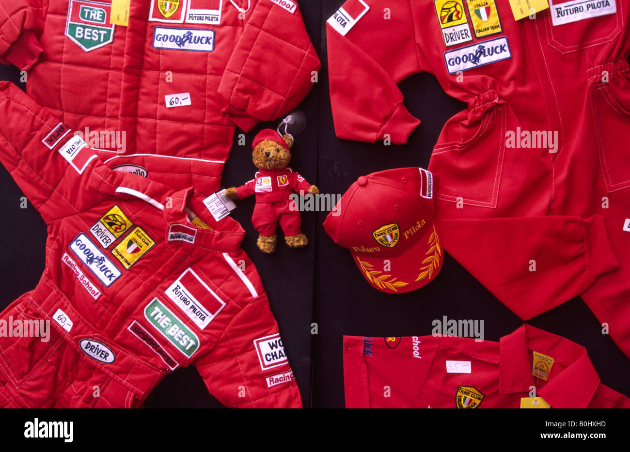 Ferrari merchandise, salopette de mécanicien pour les enfants en vente à  l'espagnol 2003 Grand Prix de F1. Montmeló, Barcelone, Espagne Photo Stock  - Alamy