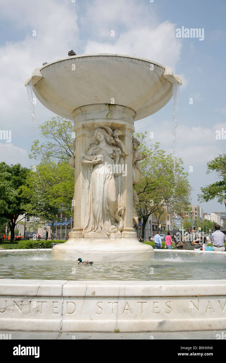 Les gens à la fontaine mémorial dédié à Samuel Francis du Pont, Dupont Circle, Washington, D.C. Etats-unis Banque D'Images Les gens à la fontaine mémorial dédié à Samuel Francis du Pont, Dupont Circle, Washington, D.C. Etats-unis Banque D'Images