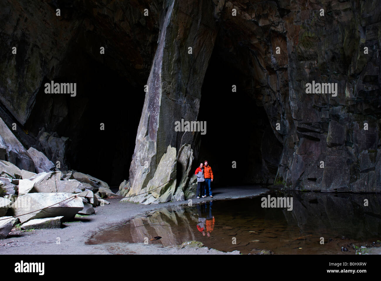 Deux hommes les marcheurs en caverne, une ancienne cathédrale ardoise dans peu de Langdale, Parc National de Lake District, Cumbria, Angleterre, Royaume-Uni Banque D'Images