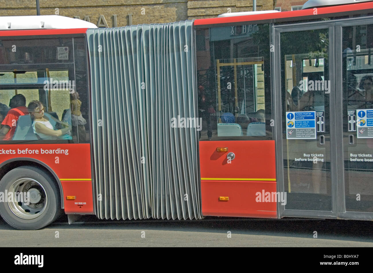 Bendy peu d'un bus bendy Islington Londres Angleterre Royaume-uni Banque D'Images