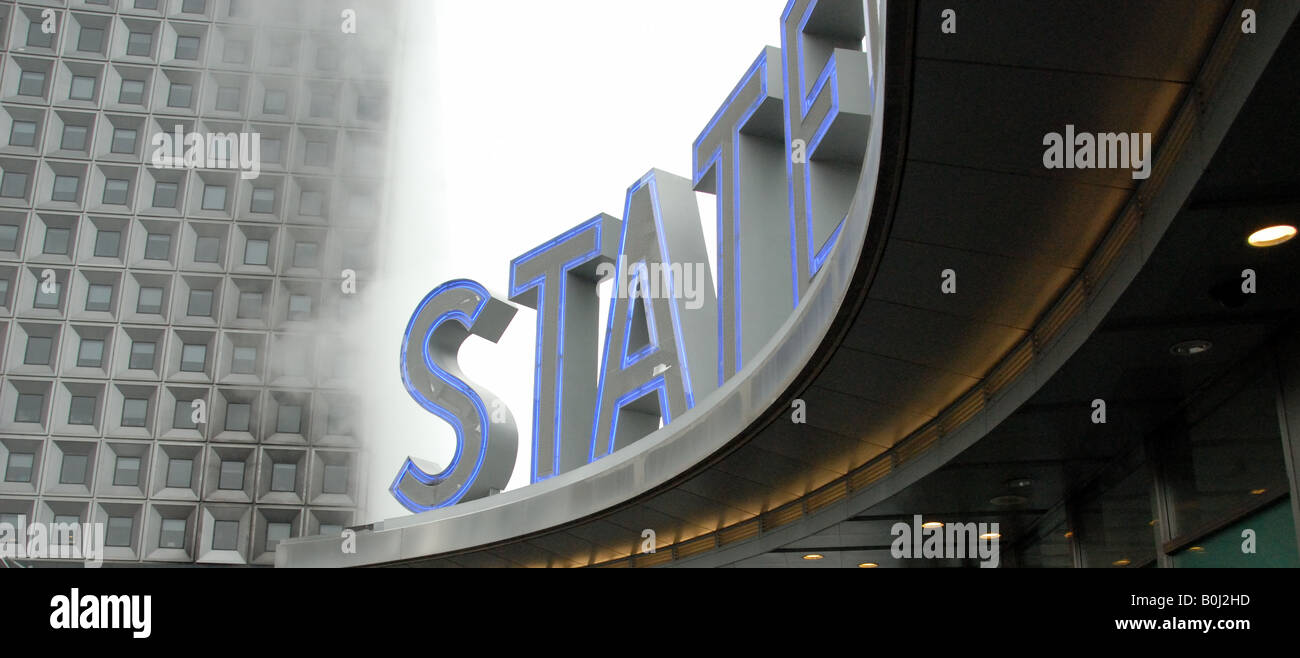 Staten Island Ferry station dans le brouillard sur une journée d'hiver. Banque D'Images